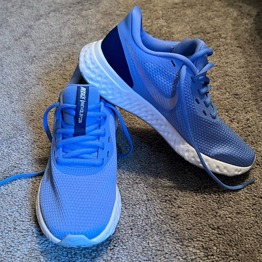 Women’s Nike Revolution Running Shoe, like new